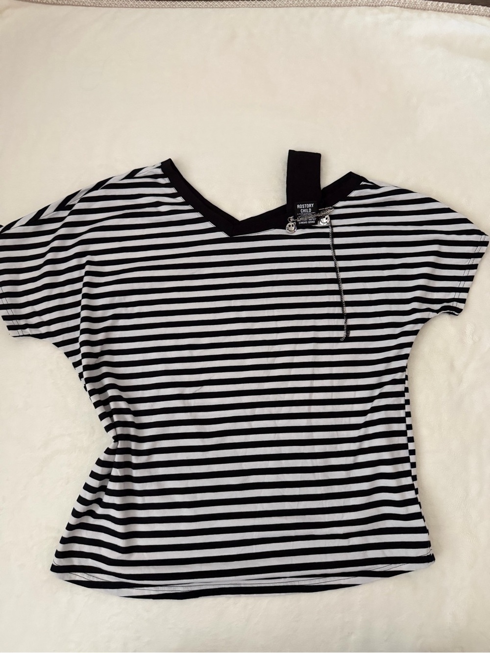 Rostory Child Black White Striped Oversized V-Neck Chain Detail Top